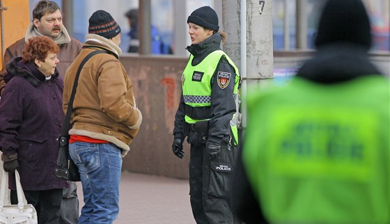 Mstská policistka v eských Budjovicích domlouvá chodcm v Nádraní ulici, aby pecházeli po pechodu.