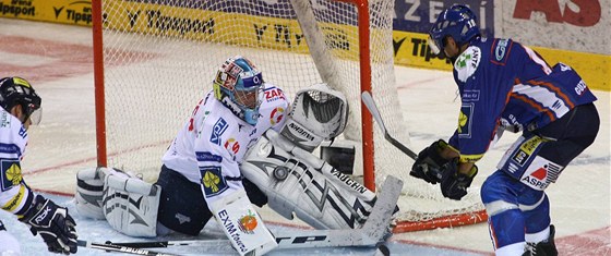 Liberec - Kladno: hostující  Jaroslav Kalla (vpravo) stílí, domácí gólman Marek Pinc chytá.