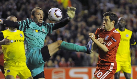 Sparanský gólman Jaromír Blaek (vlevo) v souboji s Joem Colem z Liverpoolu. 