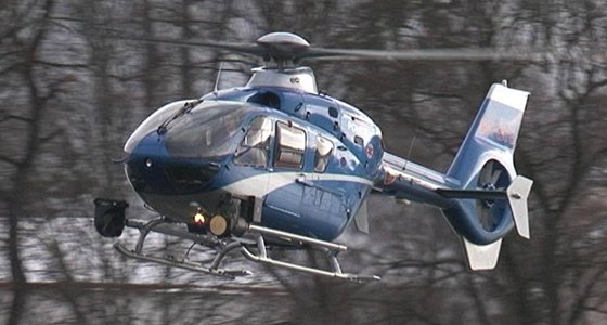 Vrtulník letecké záchranné sluby odváel dva tce zranné lyae a jednoho snowboardistu (ilustraní snímek).