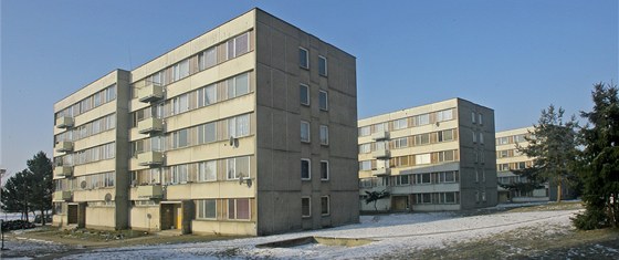 Panelové domy spolenosti Amra na sídliti ve Veselí nad Lunicí.
