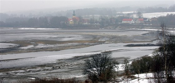 Kanalizace v Pomezí nad Ohí pispje k istjí vod v pehrad Skalka, která je na zimu vyputná.