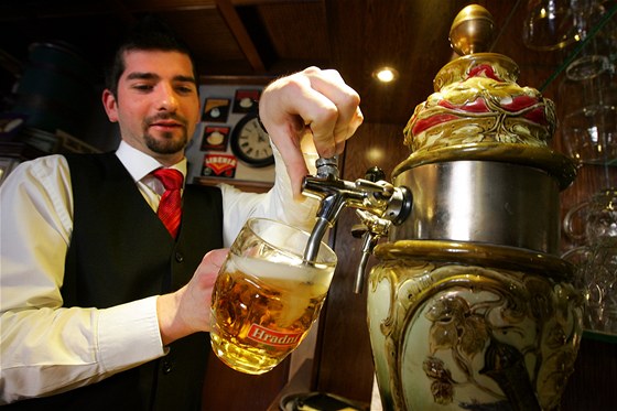 Chebské Hradní pivo epuje i Petr Holub v restauraci Café Bartholomeus. 