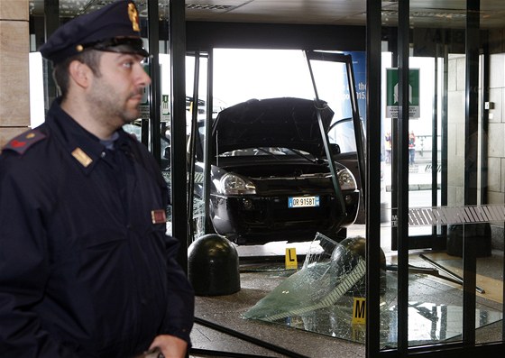 Tunisan se pokusil autem prorazit vchod do prvního terminálu milánského letit (21. února 2011)