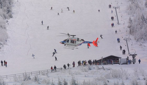 Tce zranného mladého snowboardistu musel do nemocnice transportovat vrtulník. Helma mu ale zejm zachránila ivot. (Ilustraní snímek)