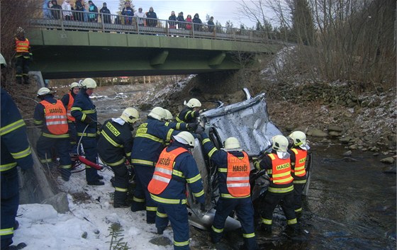 Nehoda v Koutech nad Desnou, pi které auto sjelo z mostu do eky a pevrátilo se.