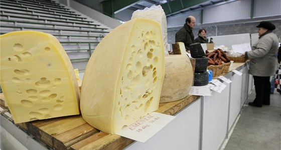 Domácí sýr prodávaný na Hanáckých farmáských trzích v Perov. Ilustraní foto