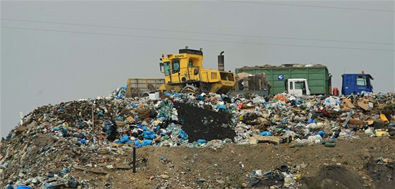 Mnohatunový stroj zmizel ze skládky odpadu v abicích.