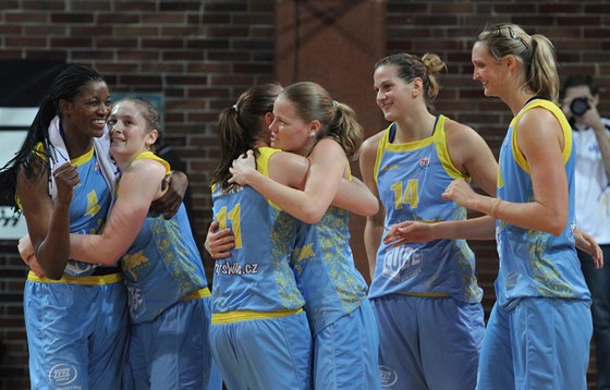 Basketbalistky USK Praha se radují z triumfu v eském poháru.