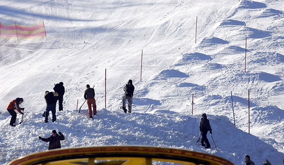 Organizátoi pipravují tra na závod Svtového poháru boula v Mariánských lázních (24.2. 2011).