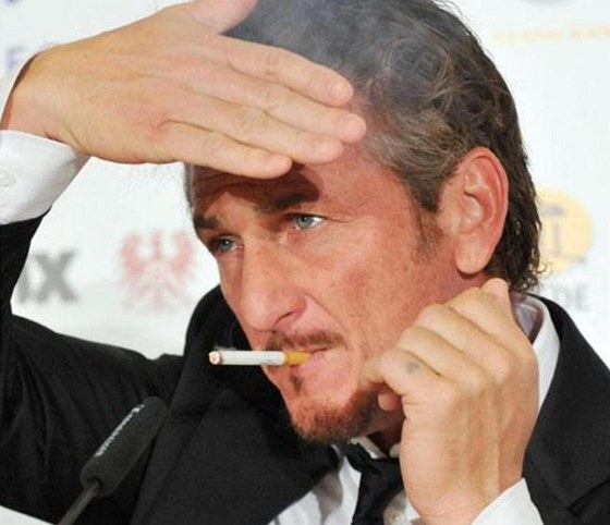 Sean Penn nepijel do Berlína na festival, nýbr na pidruenou spoleenskou akci vnovanou svtovému míru. Víc ne jeho projev ovem novinám utkvla jeho cigareta: zapálil si ji pímo ped nimi.