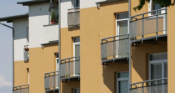 Obyvatelé bytového domu na tebíském sídliti, ve kterém o víkendu hoelo, si chtjí na jednání s radnicí najmout právníka. Ilustraní foto