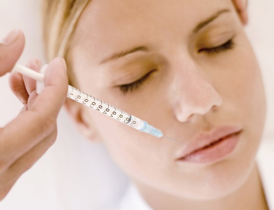 Botox patí k nejrozíenjím látkám, kterými estetití chirurgové vyplují vrásky. Ilustraní foto