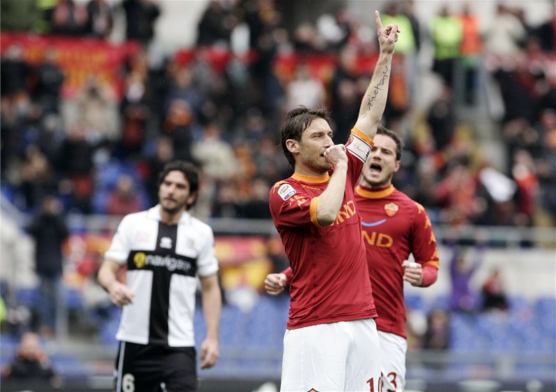 ÍMSKÝ HRDINA. Francesco Totti oslavuje a pijímá gratulace spoluhrá z AS ím.