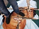 Libyjec stoj na znienm portrtu Muammara Kaddfho (24. nora 2011)