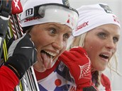 VTZKA. Marit Bjrgenov (vlevo) se raduje z druh zlat medaile na mistrovstv svta v Oslu.