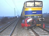 Na pejezdu se zvorami u Polomi na Perovsku narazil vlak do favoritu a zcela ho zdemoloval. V aut natst nikdo nebyl.