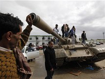 Libyjci pzuj u zbran zabavench Kaddfho jednotkm (24. nora 2011)