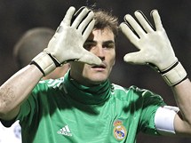 V POZORU. Branká Iker Casillas z Realu Madrid dává pozor pi standardní...