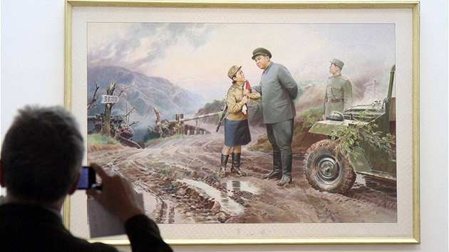 Obraz "Vde, jste blízko frontové linie" na výstav severokorejské propagandy ve Vídni