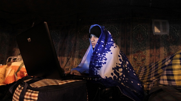 Mladá Bahrajanka pracuje na notebooku v stanovém msteku v Manám
