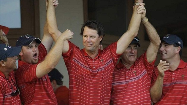 Kapitán amerického golfového týmu Paul Azinger (uprostřed) Kapitán amerického golfového týmu Paul Azinger (uprostřed)
