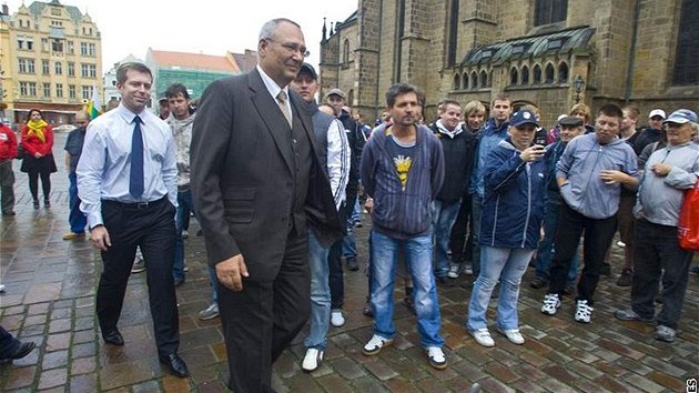 Plzetí fotbaloví fanouci pili demonstrovat ped radnici za urychlení pestavby zdejího fotbalového stadionu (15.9.2010)