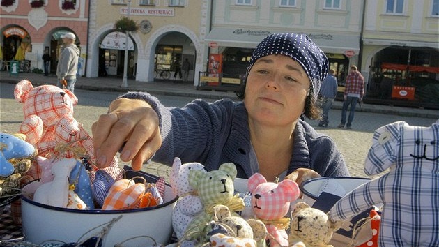 Romana Lukáová prodává ve stánku látkové medvídky, které ije spolu se dvma dalími kolegynmi.