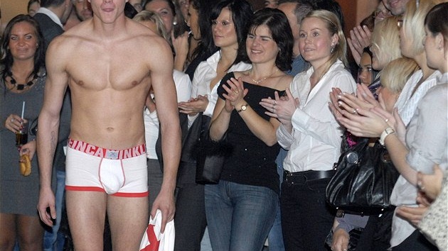Luká Krbeek pi módní pehlídce plzeských fotbalist po boku modelek
