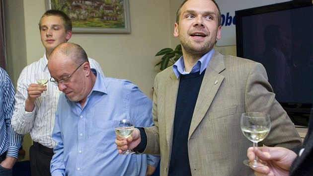 Martin Baxa slaví s kolegy z ODS těsné vítězství v komunálních volbách v Plzni Martin Baxa slaví s kolegy z ODS těsné vítězství v komunálních volbách v Plzni
