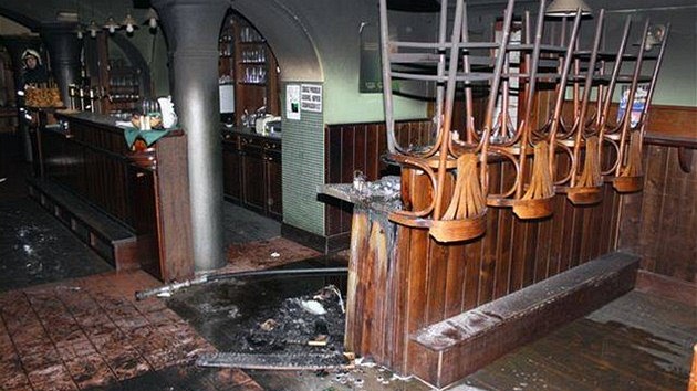 Interiéry plzeňské restaurace Na Parkánu poničené požáremničené Interiéry plzeňské restaurace Na Parkánu poničené požáremničené