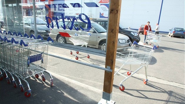 Plzeské Tesco jako první v zemi u má nákupní vozíky bez mincovník, nkteí lidé je proto na svá místa nevracejí.