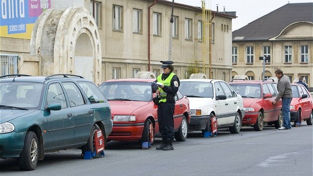 Plzeňští městští policisté nasazují botičky na špatně zaparkovaná auta Plzeňští městští policisté nasazují botičky na špatně zaparkovaná auta