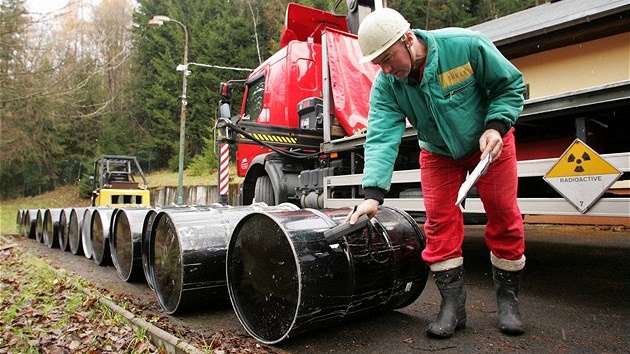 Technik kontroluje množství záření ze sudů s radioaktivním odpadem, které ukládají do úložiště v bývalém dolu Bratrství u Jáchymova Technik kontroluje množství záření ze sudů s radioaktivním odpadem, které ukládají do úložiště v bývalém dolu Bratrství u Jáchymova