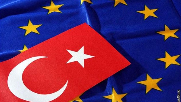 Turecko má ambice vstoupit do EU, dosud však naráželo na odpor některých zemí včetně řeckého Kypru. Turecko má ambice vstoupit do EU, dosud však naráželo na odpor některých zemí včetně řeckého Kypru.