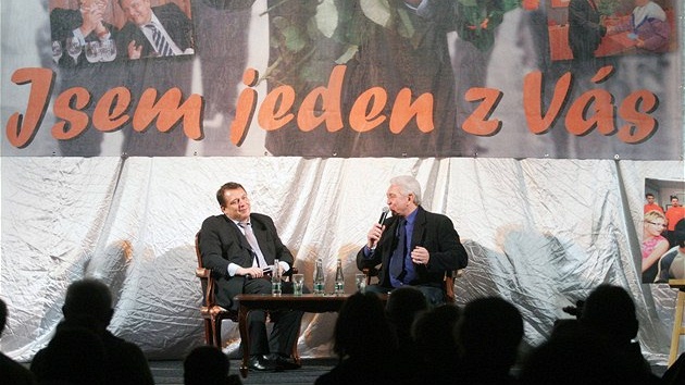 Pedseda SSD Jií Paroubek a herec Jií Krampol na pedvolebním setkání s obany v Kladn. (24.2.2010)