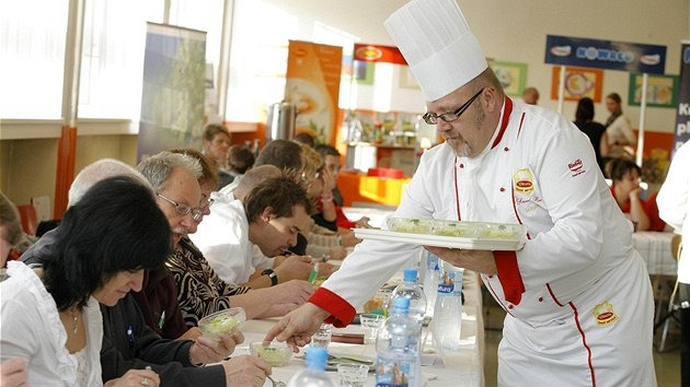 Odborná porota ochutnala celkem deset kolních obd. (27.10.2010)