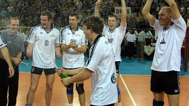 V roce 2004 se Odolena Voda loučila ziskem titulu. V roce 2004 se Odolena Voda loučila ziskem titulu.