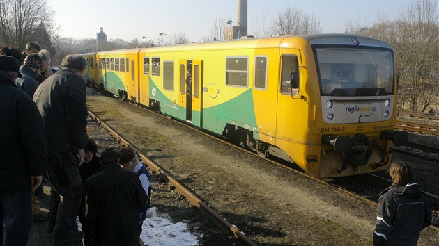 V únoru 2011 se lidé louili s vlaky na trati Netolice - Dívice.