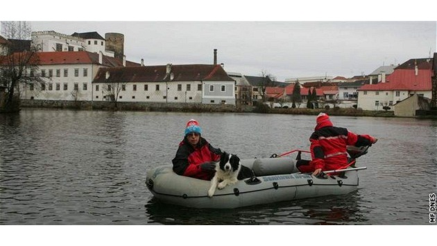 Po ztracené Son Illeové pátrali na rybníce Vajgar i záchranái se psem. (22.12.2008)