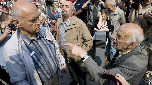 Jan inágl aluje komunistického poslance Grebeníka kvli výrokm v jeho knize Hradba vzdoru. Ilustraní foto