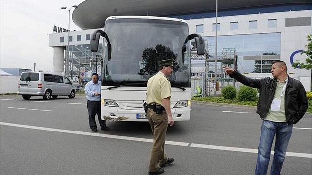 Lehce poničený autobus, který vozí české hokejisty Lehce poničený autobus, který vozí české hokejisty