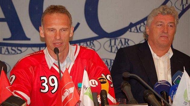 PODEPSÁNO. Dominik Haek (vlevo) na tiskové konferenci s trenérem Miloem íhou