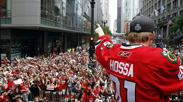 Marián Hossa slaví v Chicagu s fanouky zisk Stanley Cupu