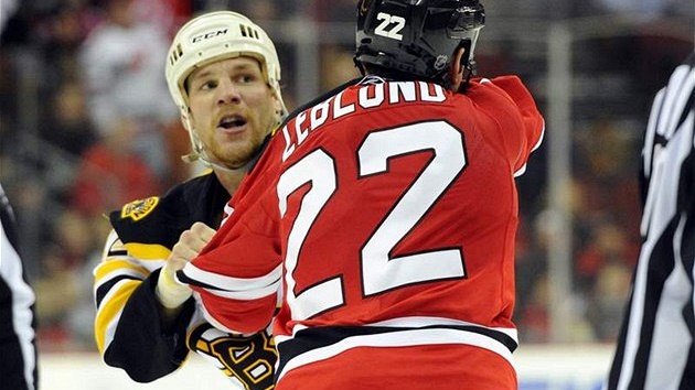 Shawn Thornton při bitce s Leblondem z New Jersey Shawn Thornton při bitce s Leblondem z New Jersey