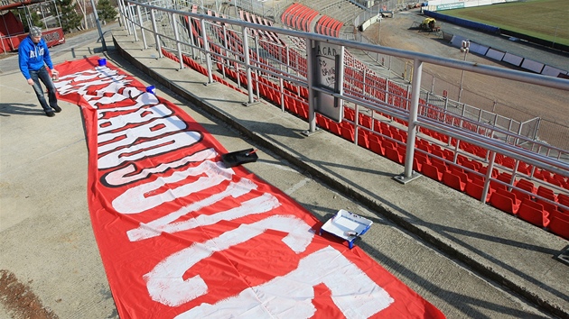 Fanoušek Brna Aleš Večeřa výrábí transperent Věříme Zbrojovce před utkáním na Slavii. (24. únor 2011) Fanoušek Brna Aleš Večeřa výrábí transperent Věříme Zbrojovce před utkáním na Slavii. (24. únor 2011)