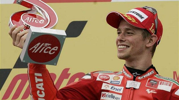 Casey Stoner s trofejí pro vítze Velké ceny Itálie