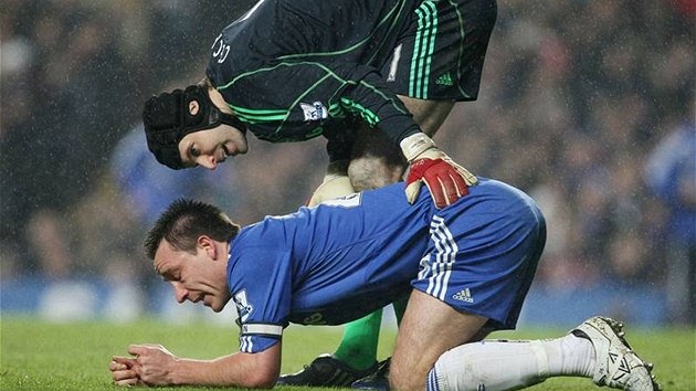 Chelsea: Gólman Čech (nahoře) kontroluje stav spoluhráče Terryho. Chelsea: Gólman Čech (nahoře) kontroluje stav spoluhráče Terryho.