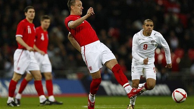 BUČENÍ HO NESRAZILO. Obránce John Terry pomohl Anglii k výhře nad Egyptem i přes bučení a pískot vlastních fanoušků. BUČENÍ HO NESRAZILO. Obránce John Terry pomohl Anglii k výhře nad Egyptem i přes bučení a pískot vlastních fanoušků.