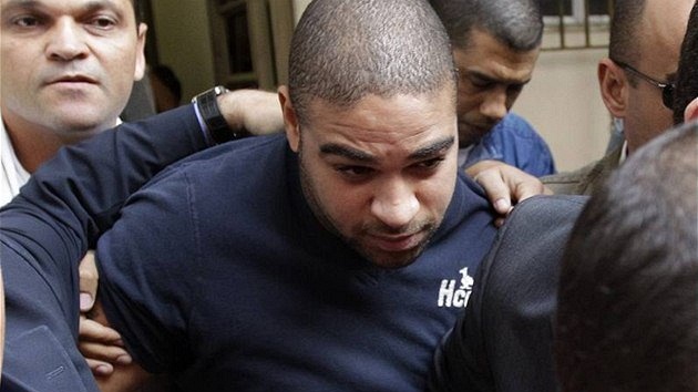 U VÝSLECHU. Brazilský fotbalista Adriano odchází od policejního výslechu. U VÝSLECHU. Brazilský fotbalista Adriano odchází od policejního výslechu.